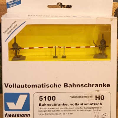 Passaggio a livello: scatola Viessmann originale.