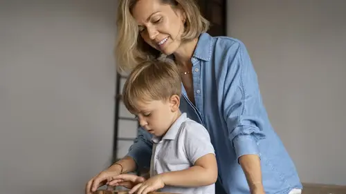 Dada vagy nevelőnő: mi a különbség és kit válasszon gyermeke mellé?